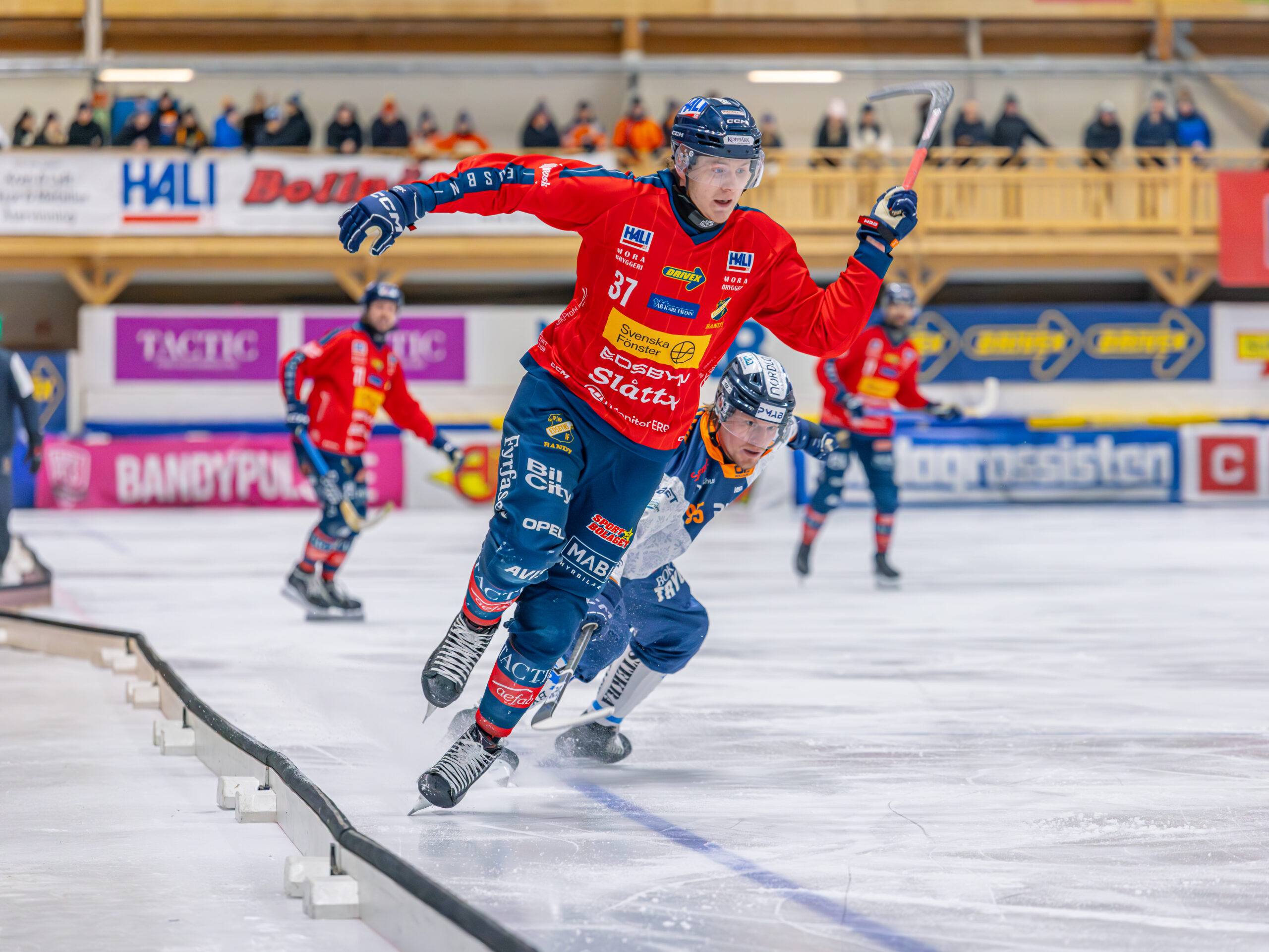 Ludde Bjernulf förlänger med Edsbyns IF Bandy – skriver fyraårskontrakt