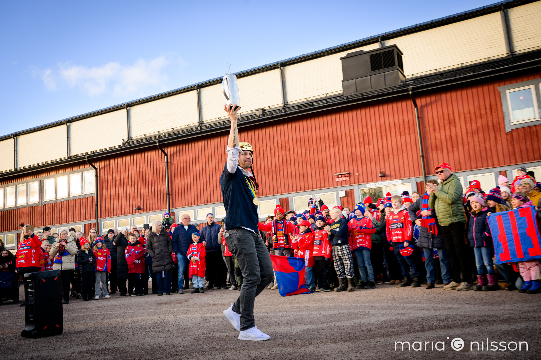 Per Hellmyrs fortsätter i rödblått